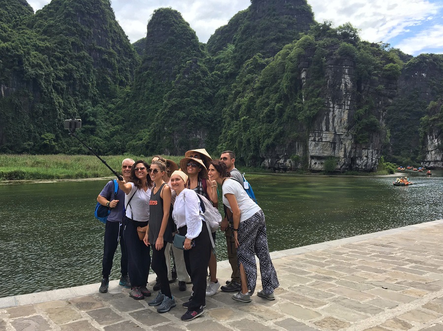 Khách du lịch quốc tế tham quan Ninh Bình. Ảnh: TITC