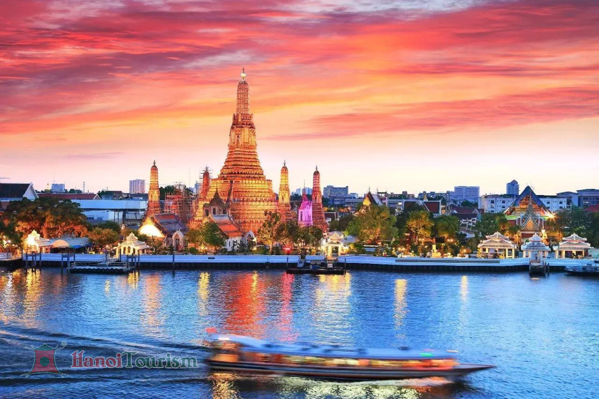 Thuyền trên dòng sông Huyền thoại Chao Phraya