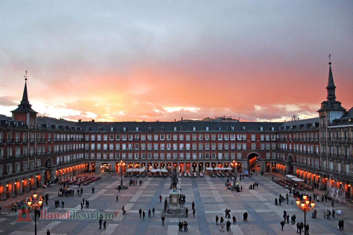 Quảng trường Plaza Mayor – Madrid- Tây Ban Nha